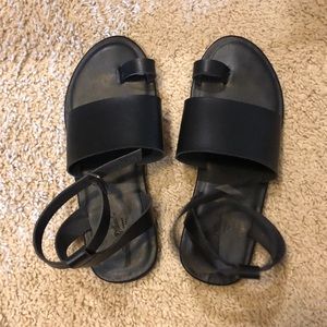 Universal thread Black sandals
